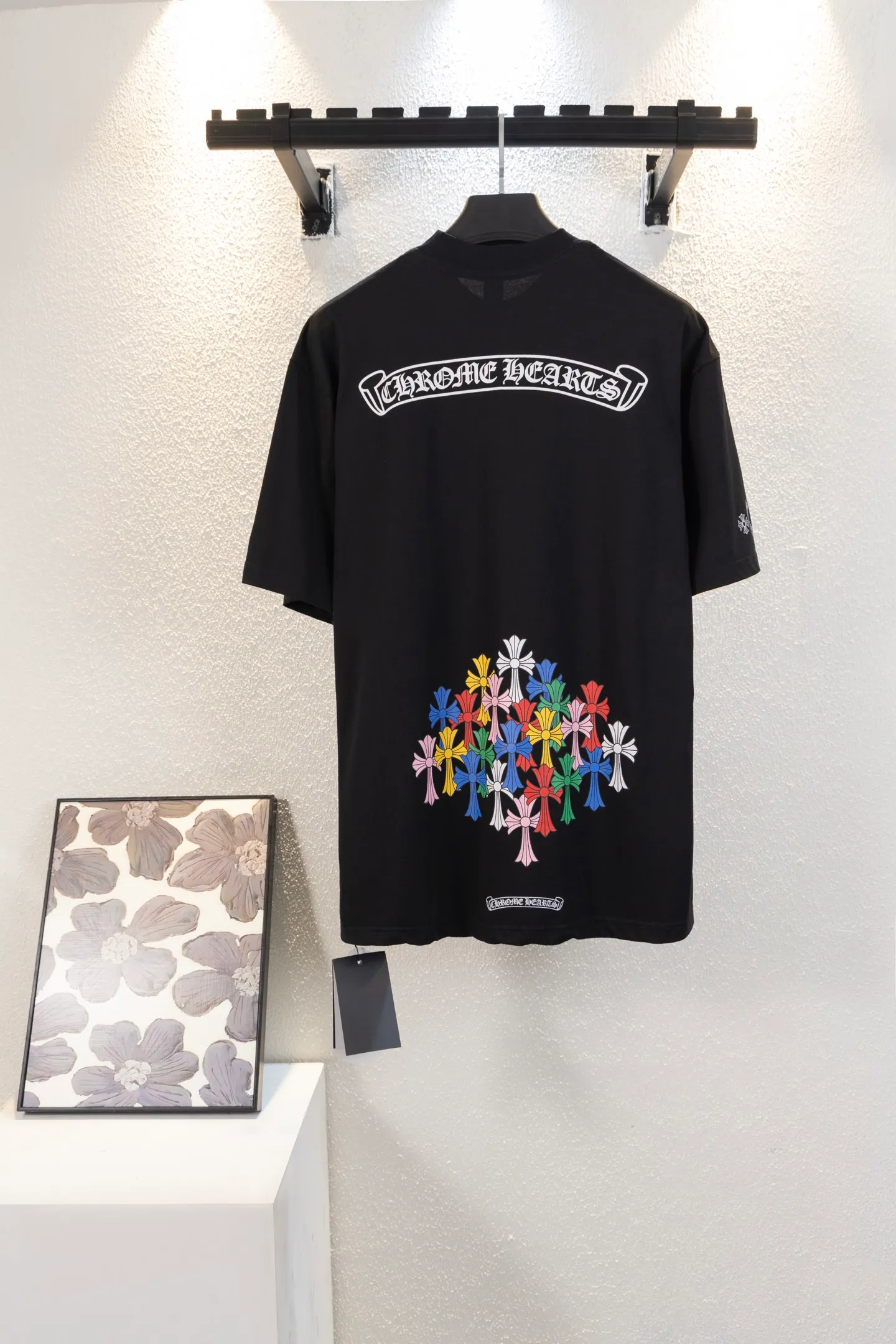 🅿️190 top version model number k8047 CH Kejia Sanskrit cross heavy industry foam printed T-shirt! Every one of Crow's products is really unique. Every piece has a back view. This leather label design is really cool. The leather label and silver jewelry design make the whole dress the icing on the cake. The texture of the whole short-sleeved piece is really amazing. It is made of 260g pure cotton fabric! 100% authentic to the official version, with all the details. All cuffs, shoulder seams, armholes, and necklines are all double-needle crimping. This is the rigorous craftsmanship that big brands should have. Details determine quality. The original washed tag packaging is full of style! The whole piece adopts three-needle and five-thread technology (neckline-shoulder seam-sleeve seam-double-pressed thread, which looks more three-dimensional and textured) and has the same craftsmanship as the original original, with a classic version, small dropped shoulders, and a micro silhouette! Color: Black White Size: XS-L